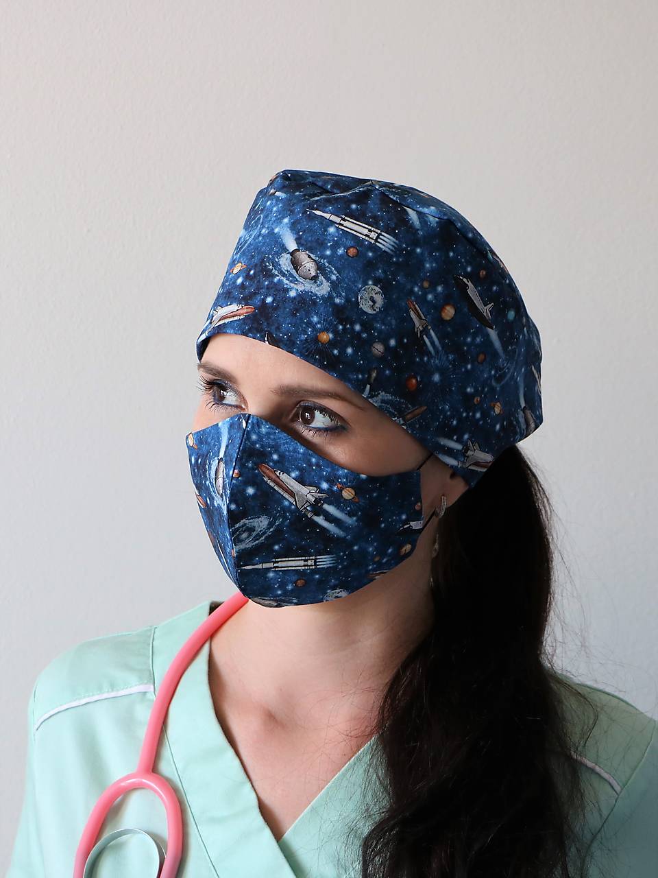 Dizajnová operačná / chirurgická čiapka vo vesmíre