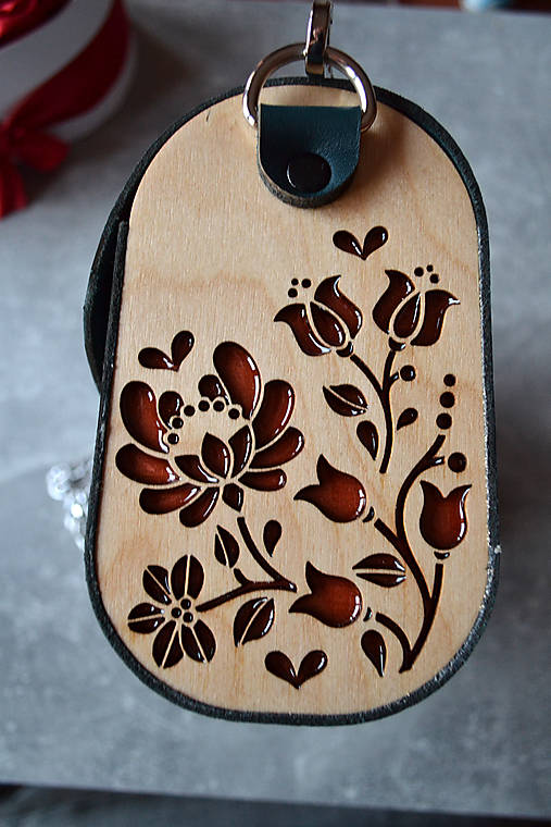 Drevená folk kabelka kožená Dorka a kvety Odzuzičky (Smaragdovozelená pigmentovaná)