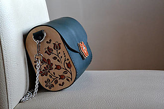 Kabelky - Drevená folk kabelka kožená Dorka a kvety Odzuzičky (Smaragdovozelená pigmentovaná) - 13111617_