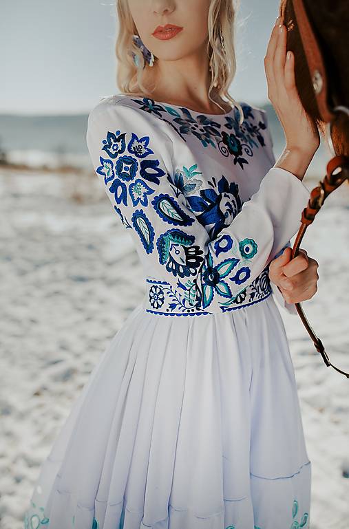 bielo modré vyšívané šaty Očovianka
