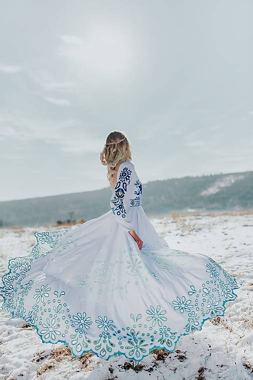 bielo modré vyšívané šaty Očovianka