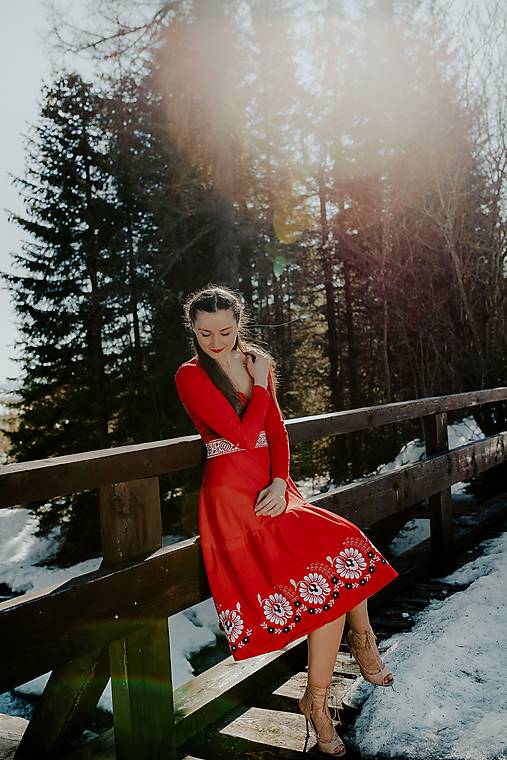 červené vyšívané šaty Očovianka