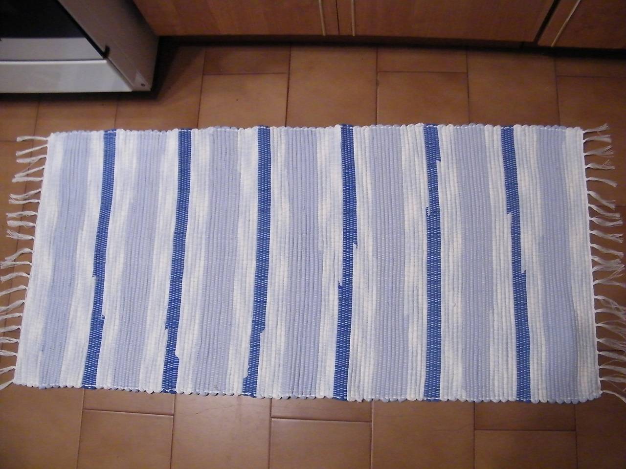 Tkaný koberec modro-biely