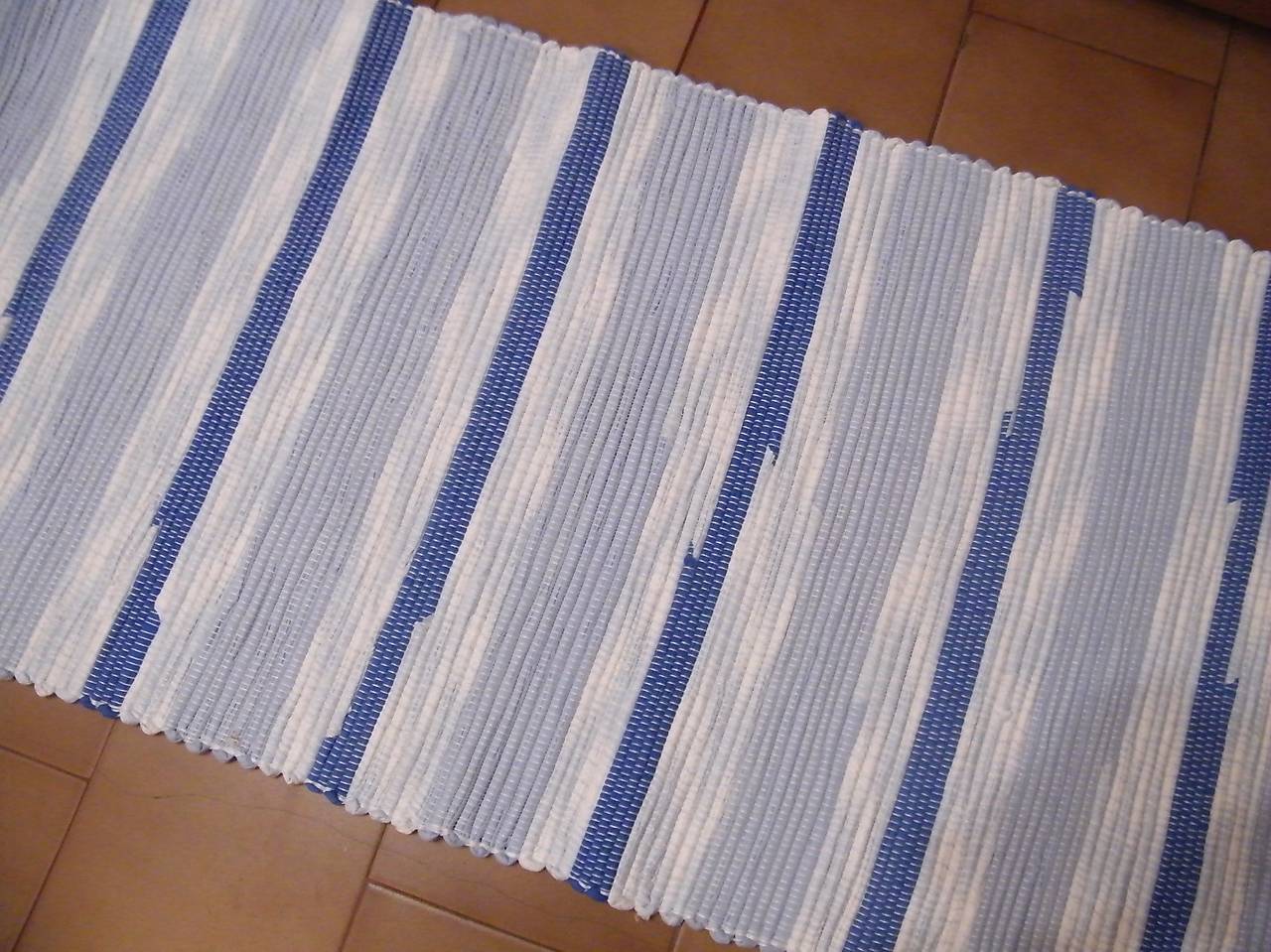 Tkaný koberec modro-biely