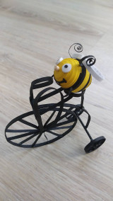 Dekorácie - Včielka na bicykli - vtipná miniatúra z papierových prúžkov - 13123076_