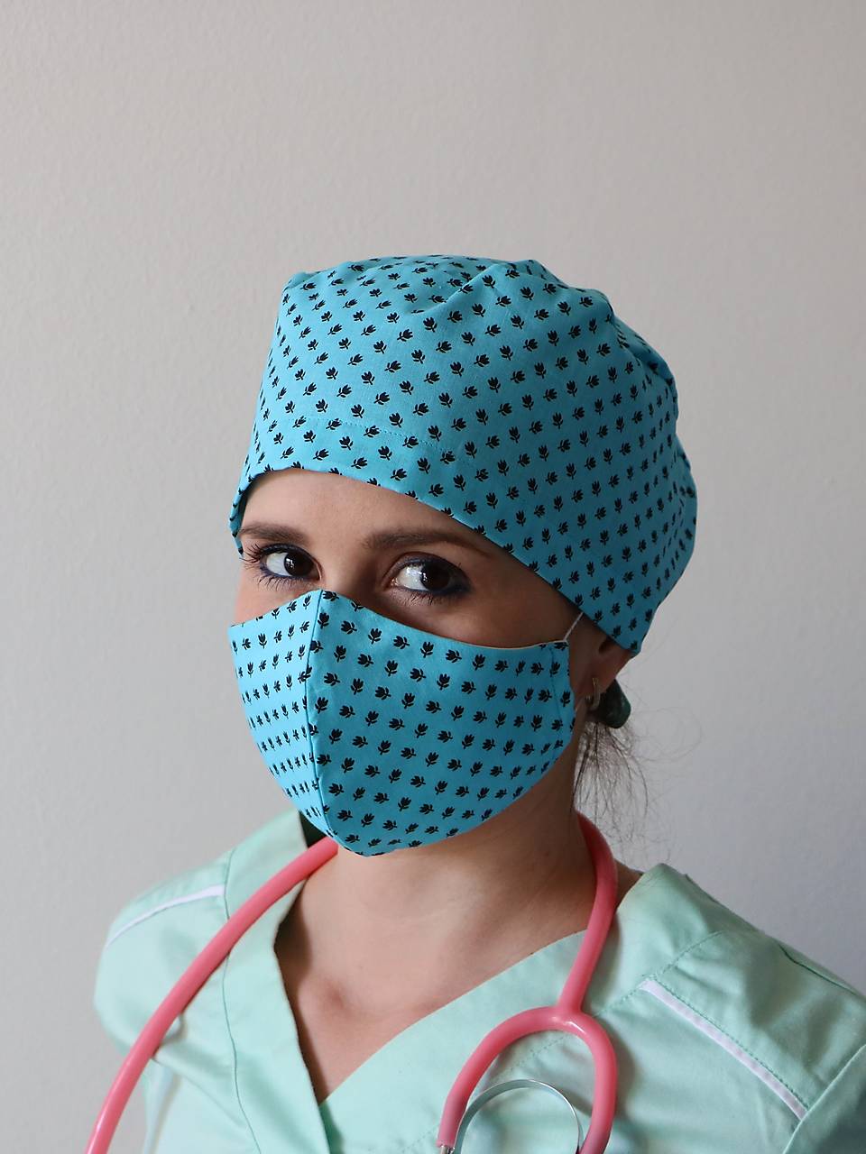 Dizajnová operačná / chirurgická čiapka tulipániky tyrkys