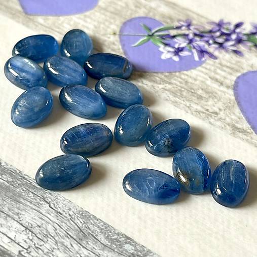 Minerály - Kyanit kabošon ovál / 12x8 mm / MVO-D01-00002 - 13134165_