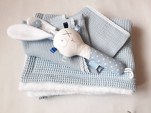 Set pre chlapčeka - fleesová deka, mušelínová plienka, hrkálka - modro biela