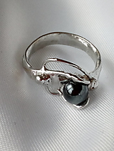 Prstene - Pre káľovnú tajomstiev- prsteň s hematitom - 13135139_