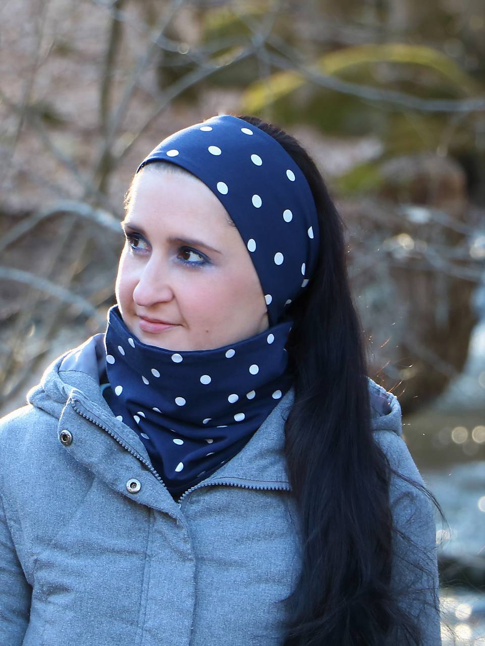 Úpletová čelenka bodky na tmavomodrej