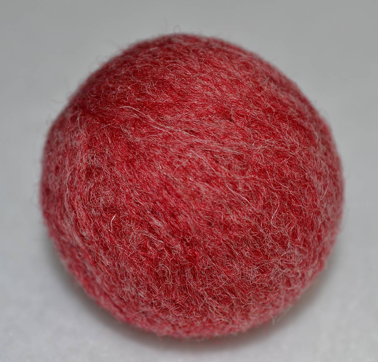 Plstená loptička MERINO - červený melír "natur"