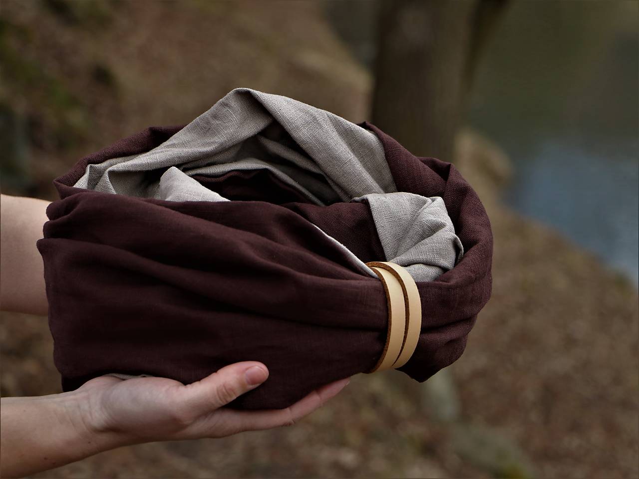 Štýlový ľanový nákrčník hnedý