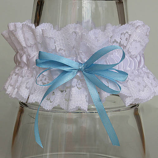 Biely čipkovaný podväzok s modrou mašličkou