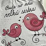 Detské oblečenie - Maľované biele tričko s ružovými vtáčikmi a nápisom “Bude zo mňa veľká sestra” - 13151680_