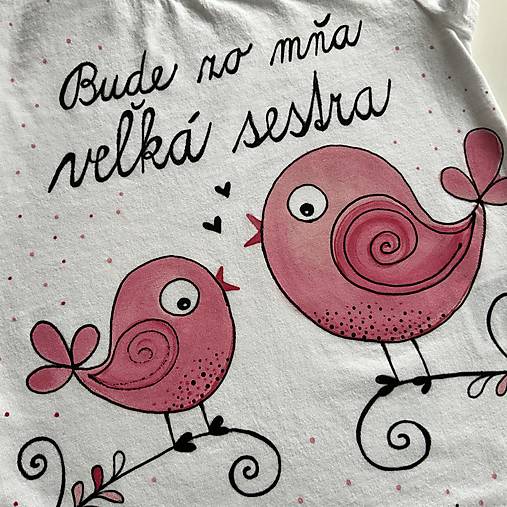 Maľované biele tričko s ružovými vtáčikmi a nápisom “Bude zo mňa veľká sestra”