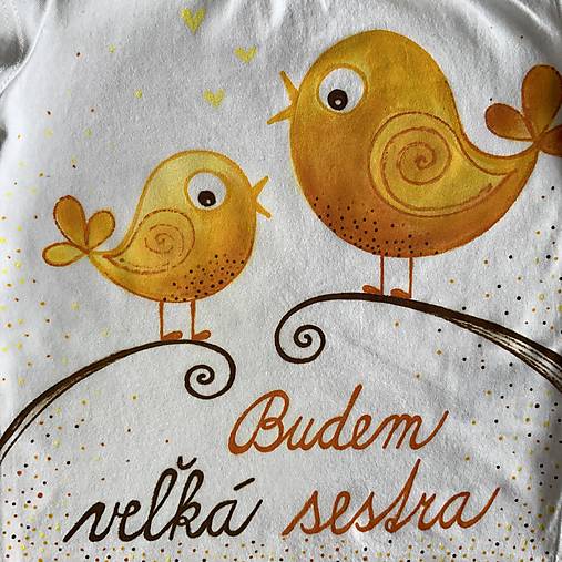 Maľované biele tričko so žltými vtáčikmi a nápisom “Budem veľká sestra”