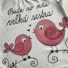 Detské oblečenie - Maľované biele tričko s ružovými vtáčikmi a nápisom “Bude zo mňa veľká sestra” - 13151680_