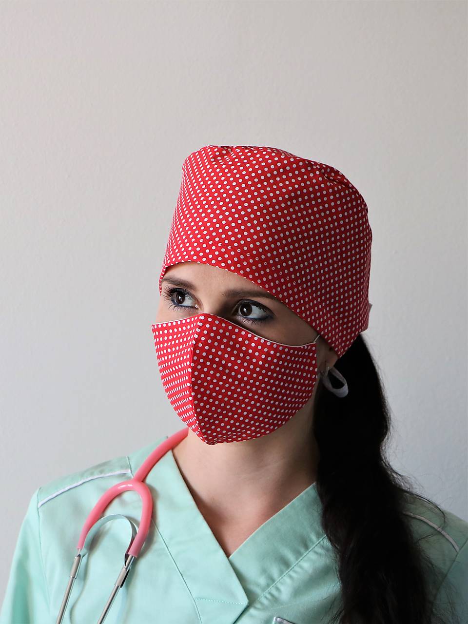 Dizajnová operačná / chirurgická s bodkami červená