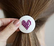Ozdoby do vlasov - Gumička do vlasov ručná Vyšivka srdce - 13165595_
