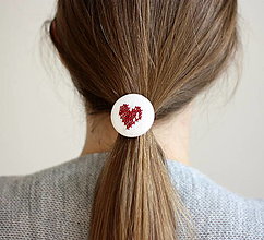 Ozdoby do vlasov - Gumička do vlasov ručná Vyšivka srdce (bordove srdce - dospelacka gumicka) - 13165610_