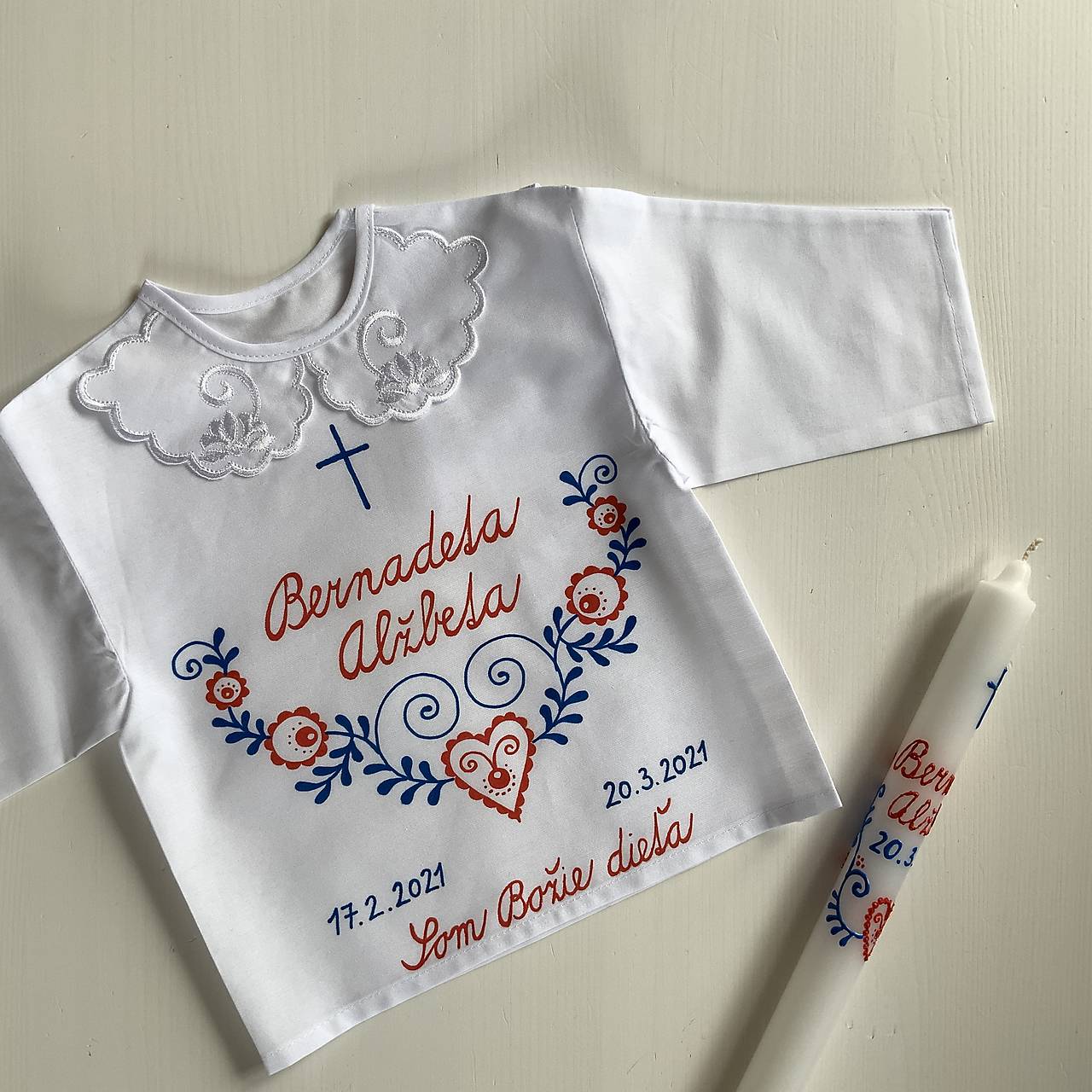Krstná košieľka a svieca na krst maľovaná ľudovoladená (Červeno modrá kombinacia (sada košieľka + svieca))