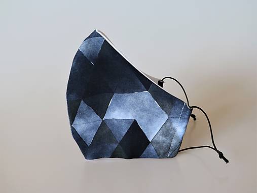 Dizajnové rúško trojuholníky čierne prémiová bavlna antibakteriálne s časticami striebra dvojvrstvové tvarované