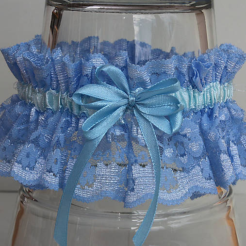 Modrý čipkovaný podväzok