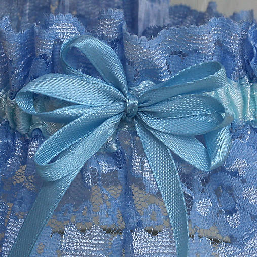 Modrý čipkovaný podväzok