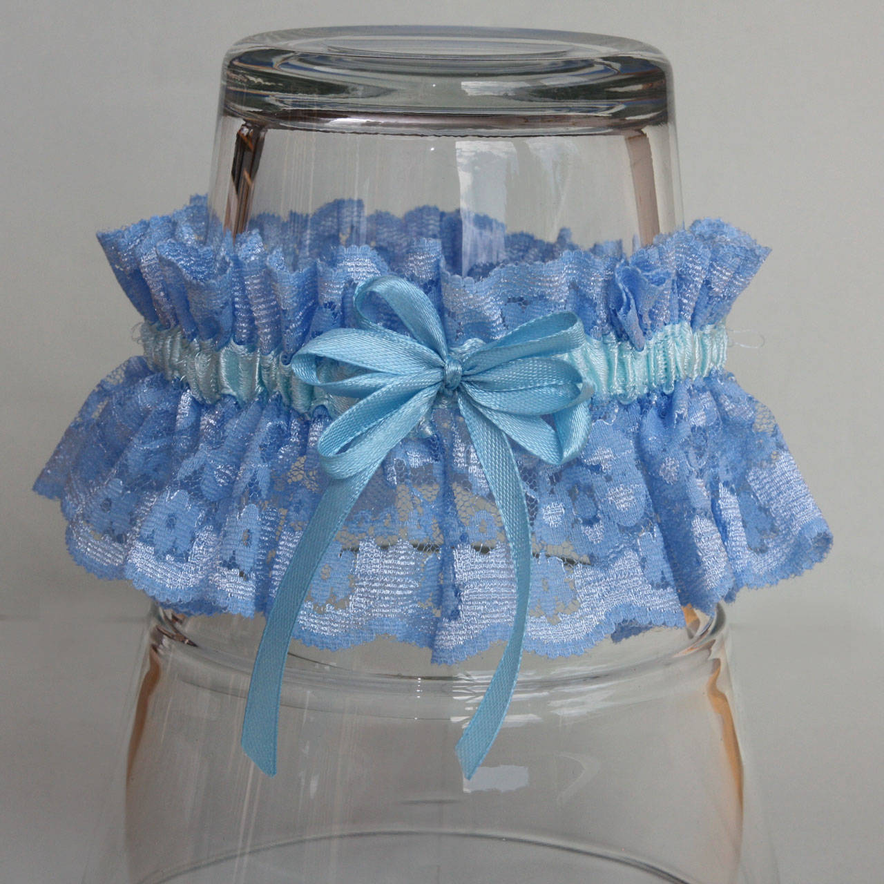 Modrý čipkovaný podväzok