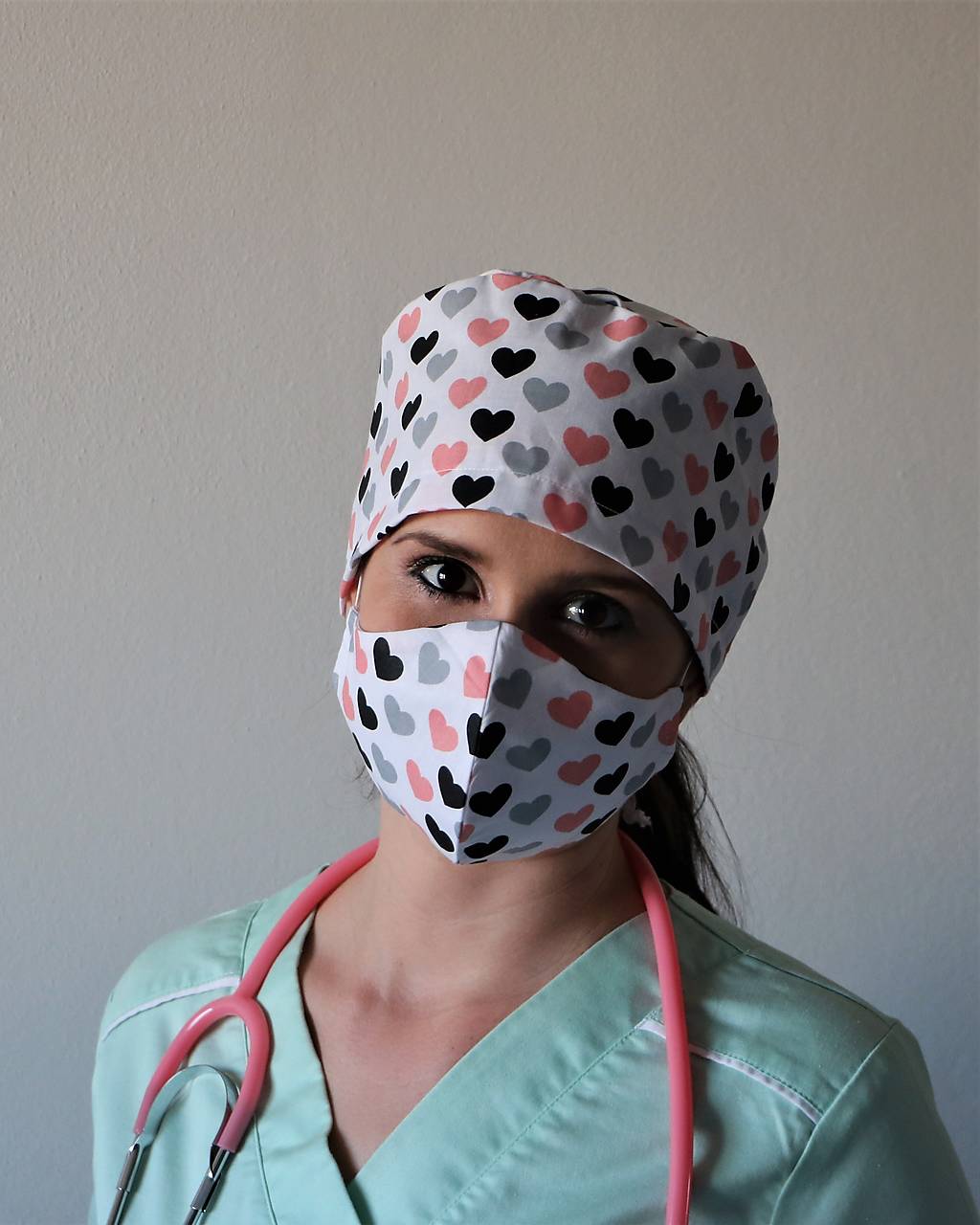 Dizajnová operačná / chirurgická čiapka srdiečka