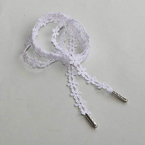 Šnúrky čipkované so striebornou alebo zlatou koncovkou