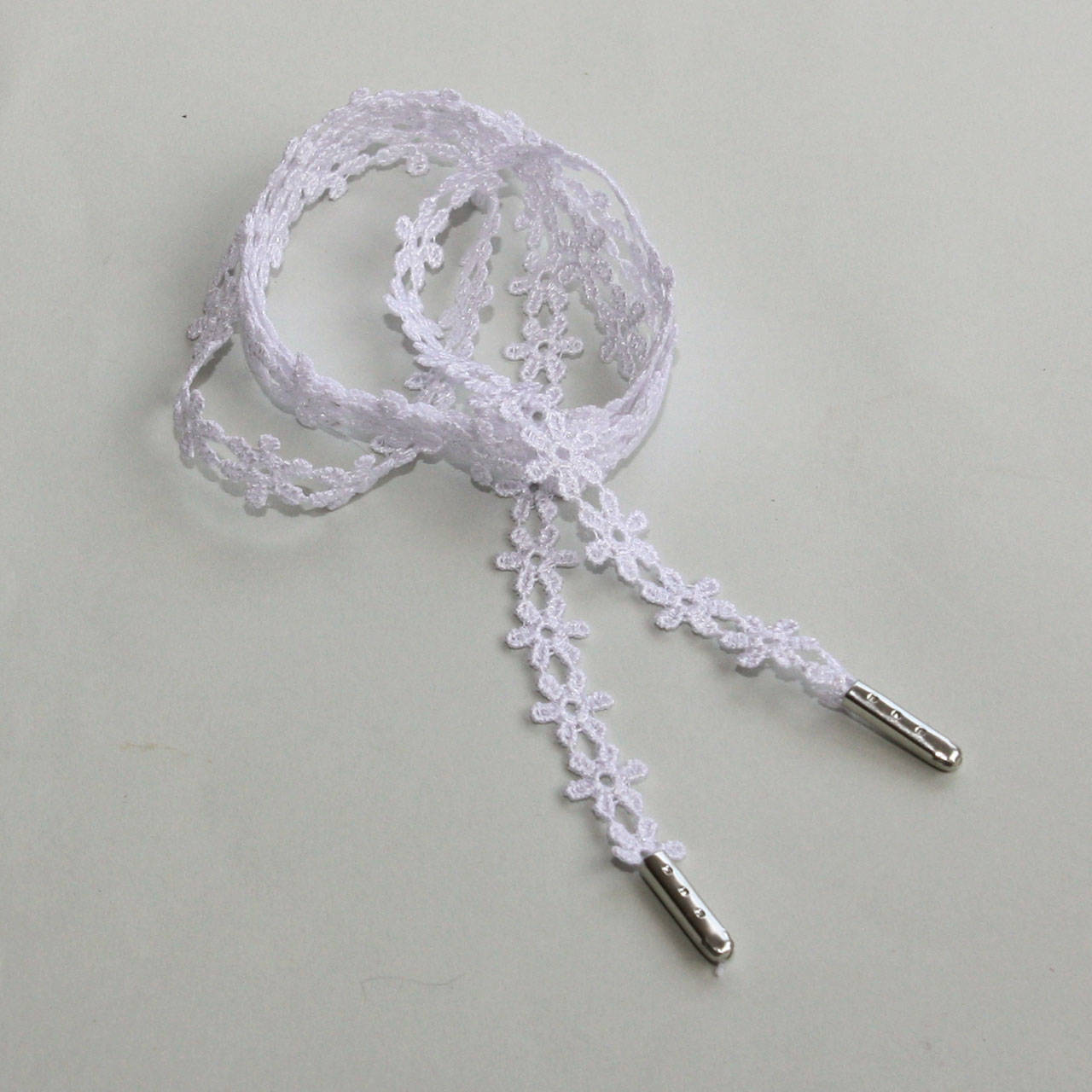 Šnúrky čipkované so striebornou alebo zlatou koncovkou