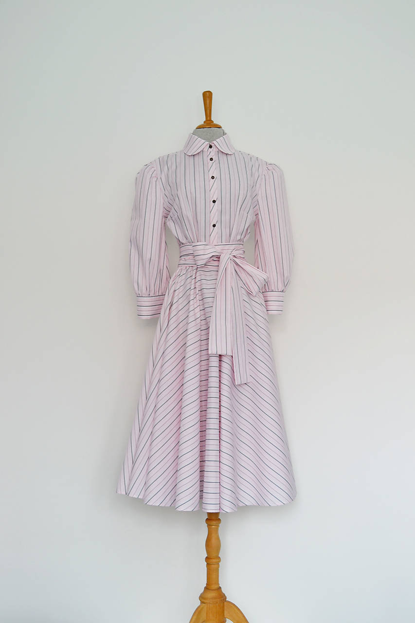 Ružovkasté košeľové šaty s prúžkami a viazaním v páse 