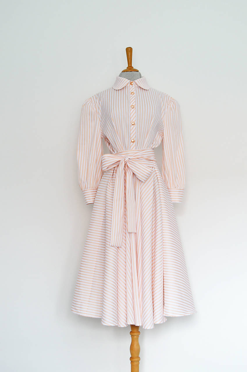 Lososové košeľové šaty s prúžkami a viazaním v páse 