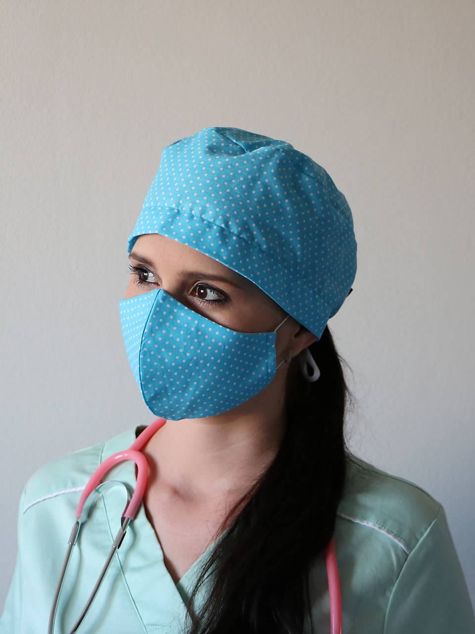 Dizajnová operačná / chirurgická čiapka bodky na tyrkysovej