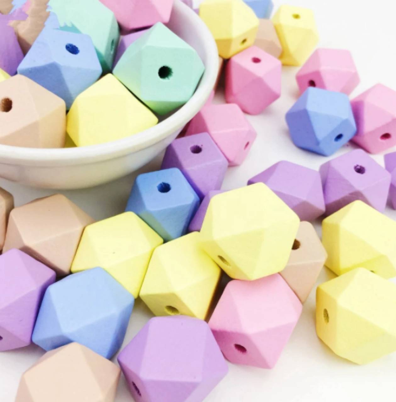 KD103 Korálka drevená hranatá 1,6 x 1,6 cm 