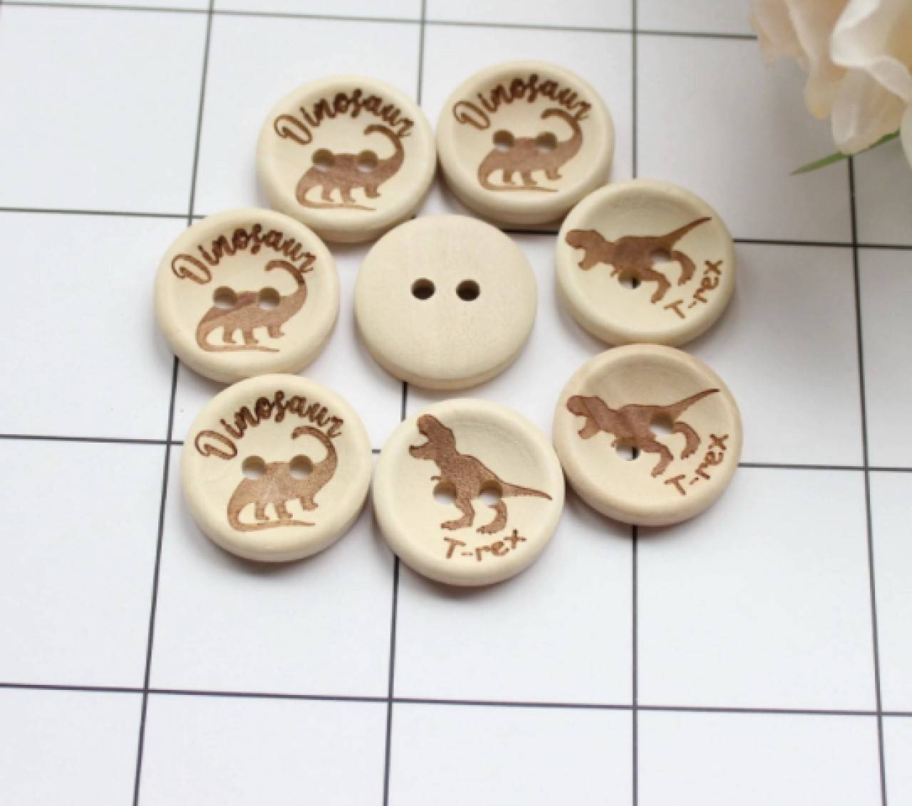 G104 Gombík drevený s dinosaurom 2 cm 