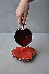 Príbory, varešky, pomôcky - tanierik srdce červené - 13185655_