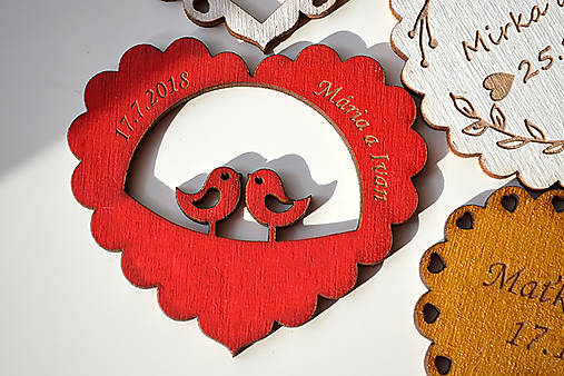Svadobná drevená magnetka (srdce a holúbky červená)