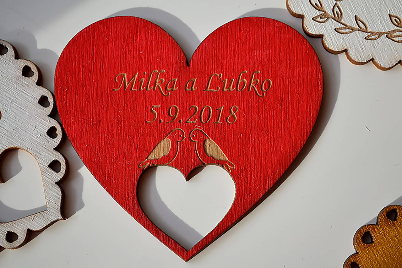 Svadobná drevená magnetka (srdce v srdci a holúbky červená)