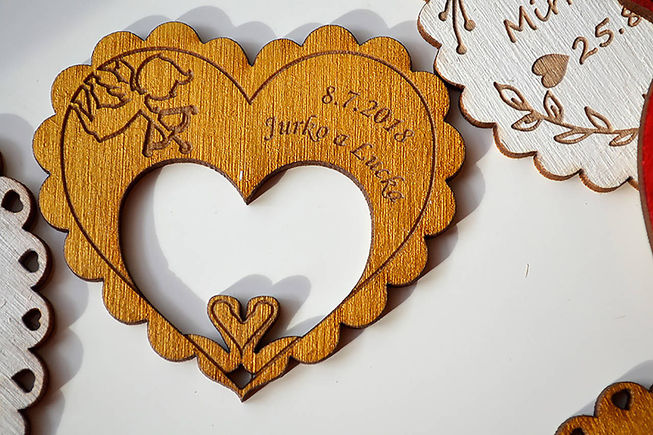 Svadobná drevená magnetka (srdce a labúťky zlatá)