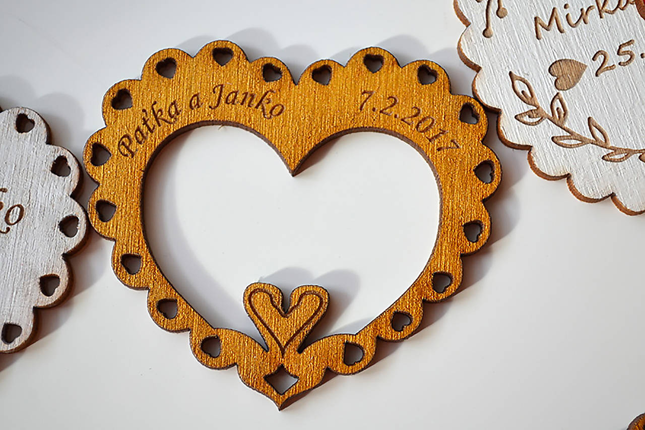 Svadobná drevená magnetka (srdce a labútky zlatá 2)