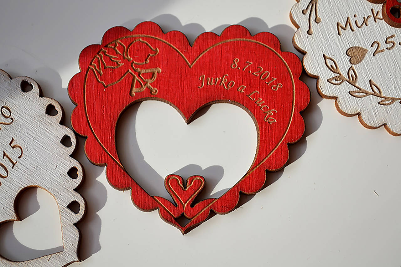 Svadobná drevená magnetka (srdce a labúťky červená)