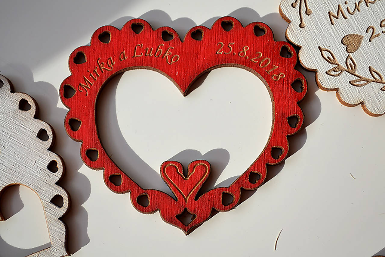 Svadobná drevená magnetka (srdce a labúťky červená 2)