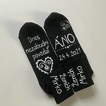 Ponožky, pančuchy, obuv - Maľované ponožky pre ženícha (Čierne ponožky aj s nápisom ženích+meno nad clenkom) - 13185720_