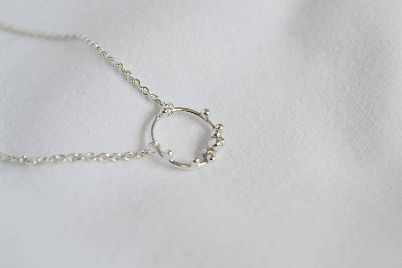Strieborný náhrdelník s guličkami