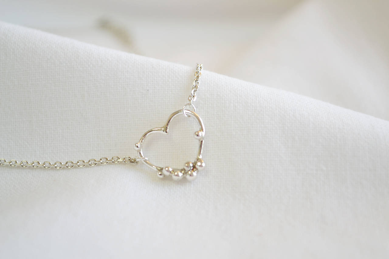 Strieborný náhrdelník s guličkami - srdce