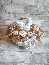 veľkonočná dekorácia s keramickou sliepočkou