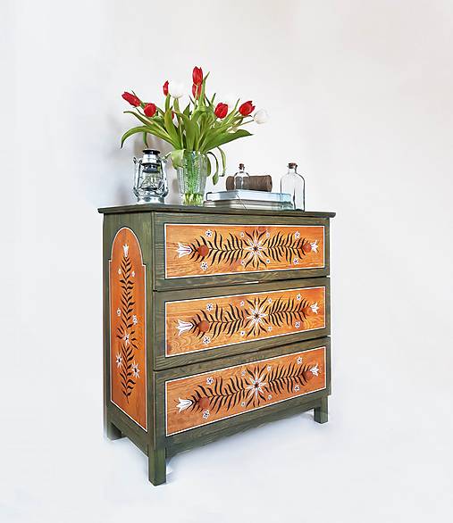 Ručne maľovaná komoda "Tradičná" (rôzne veľkosti) (V: cca 82cm šŠ: 79cm H: 39cm, okruhle nôžky)