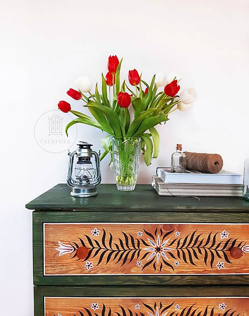 Ručne maľovaná komoda "Tradičná" (rôzne veľkosti) (V: cca 82cm šŠ: 79cm H: 39cm, okruhle nôžky)